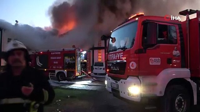 Dev fabrika cayır cayır yandı. Dumanlar gökyüzünü kapladı