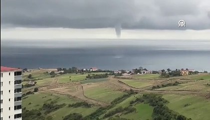 Denizin ortasında aniden belirdi. Kıyıdaki vatandaşlar evlerine koştu