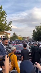 Menzil Tarikatı'nın yeni şeyhinin lüks makam aracı ve ona gül atan devlet memuru...
