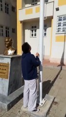İki genç milli yas için yarıya indirilen Türk Bayrağı'nı yeniden göndere çekti