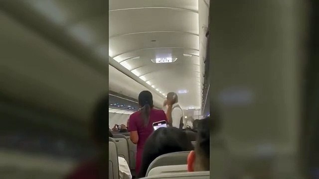 Yüzlercesi uçağı işgal edip aynı anda saldırıya geçti. 3 saat rötar yapan uçağı hostesler kurtardı