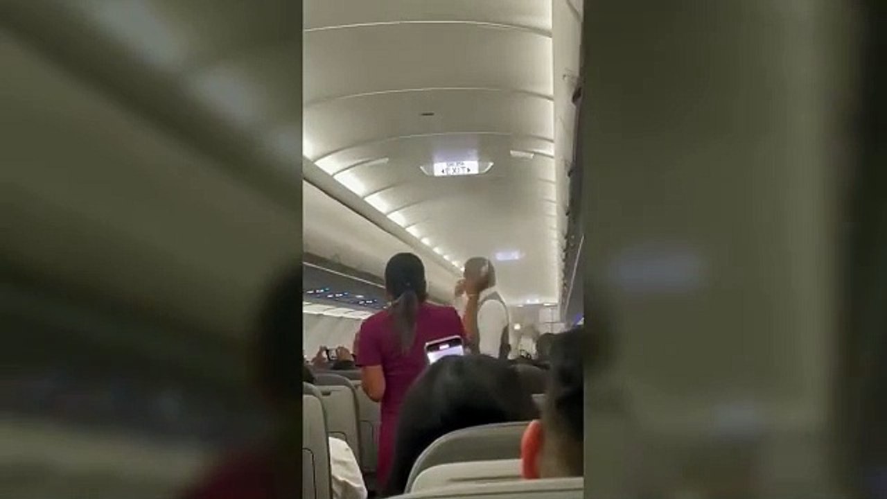 Yüzlercesi uçağı işgal edip aynı anda saldırıya geçti. 3 saat rötar yapan uçağı hostesler kurtardı