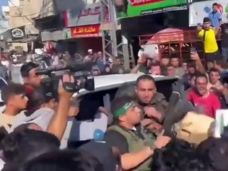 Esir alınan İsrail askerleri Gazze’ye böyle getirildi. Döve döve getirdiler