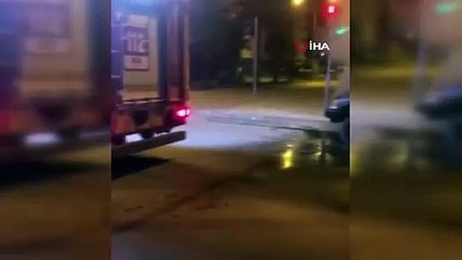 Kırmızı ışıkta duran otomobil alevlere teslim oldu