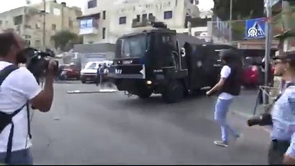 İsrail polisi Mescid-i Aksa'da namaz kılmak isteyenleri gaz bombasıyla engelledi