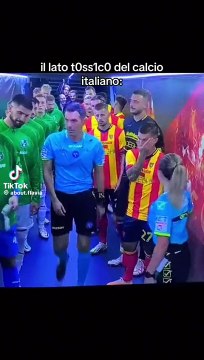 Erkek hakem kadın meslektaşının elini sıkmadı ortalık karıştı