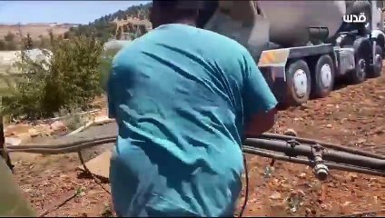 İsrailliler El Halil'de, Filistinlilerin su kaynaklarının bulunduğu yere çimento döküyor