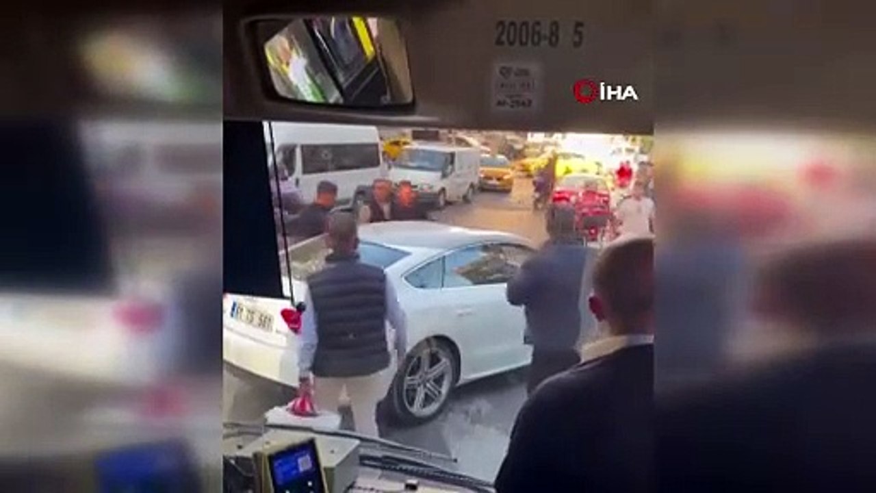 İETT otobüsünün önünü kesip şoföre saldırdılar