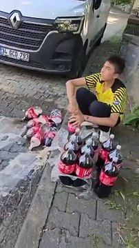 İsrail'i protesto etmek için para vererek aldığı Coca Cola'ları sokağa döktü
