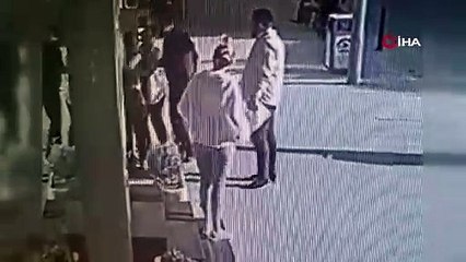 Kadından kadına şiddet. Saçından tuttuğu kadını dakikalarca sürükledi