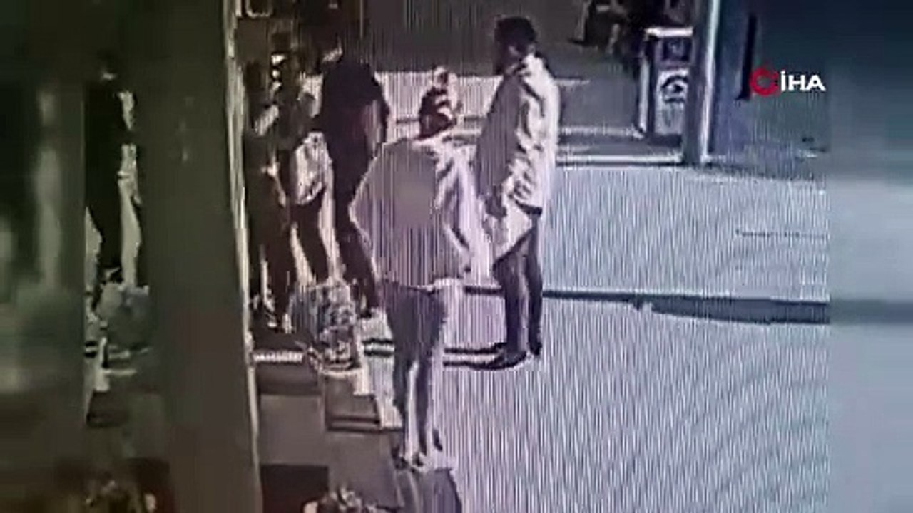 Kadından kadına şiddet. Saçından tuttuğu kadını dakikalarca sürükledi