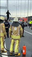 Boğaz Köprüsü'nde itfaiye su sıkmış intihar edecek kişi kayıp düşmüştü. Bu bir 'Başka ülkede yaşayamam' haberidir.
