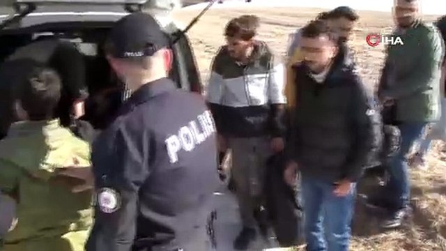 Lastikleri patlayınca apartman sakini ihbar etti. Jandarma hepsini yakaladı