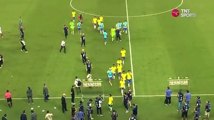 Neymar'a tribünden mısır kovası atıldı. Brezilyalı yıldız çılgına döndü