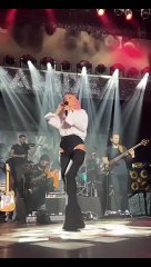 Gülşen sahne kıyafetiyle yine  gözleri şaşı etti. Huylu huyundan vazgeçmiyor.