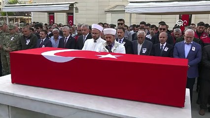 Şehit polisin eşinden yürek yakan veda: Tabuta sarılıp fotoğrafını öptü