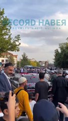 Kamu görevlisi menzil şeyhini güllerle karşıladı. Yeni şeyh 12 milyon liralık aracıyla dergaha gitti