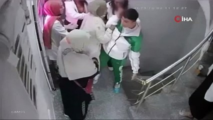 Güzellik merkezinde kadınların saç saça baş başa kavgası