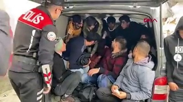 Polisin dur ihtarına uymayan minibüsten 23 Suriyeli kaçak çıktı