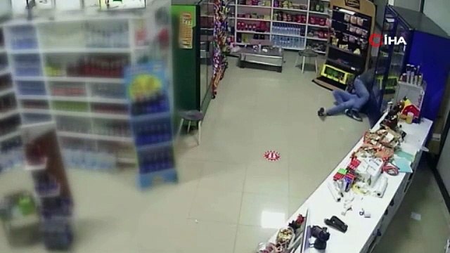 Haraç almak için geldi dayağı yiyince silahını peş peşe ateşledi