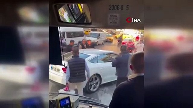 Yol verme tartışması büyüdü, İETT şoförüne saldırıp otobüsü taşladılar