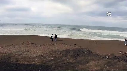 Düzce'de kuvvetli rüzgar: Dalga boyu 5 metreye ulaştı