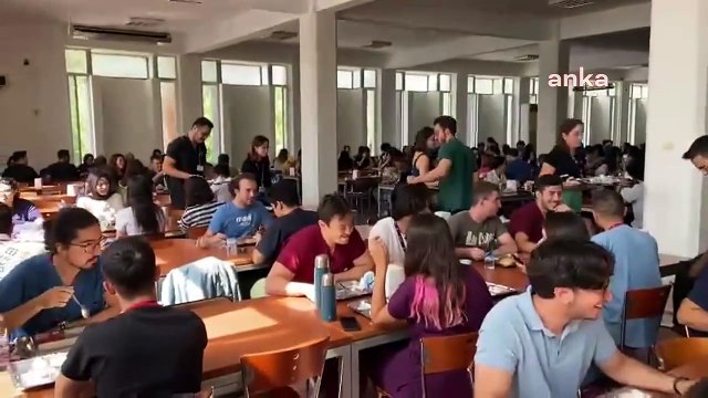 Ege Üniversitesi öğrencilerinden zamlı yemeklere karşı çatallı kaşıklı protesto. Öğrenciye bu yapılan reva mı