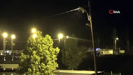 Yağışla birlikte su seviyesinin yükseldiği dere, depremzedeleri tedirgin etti