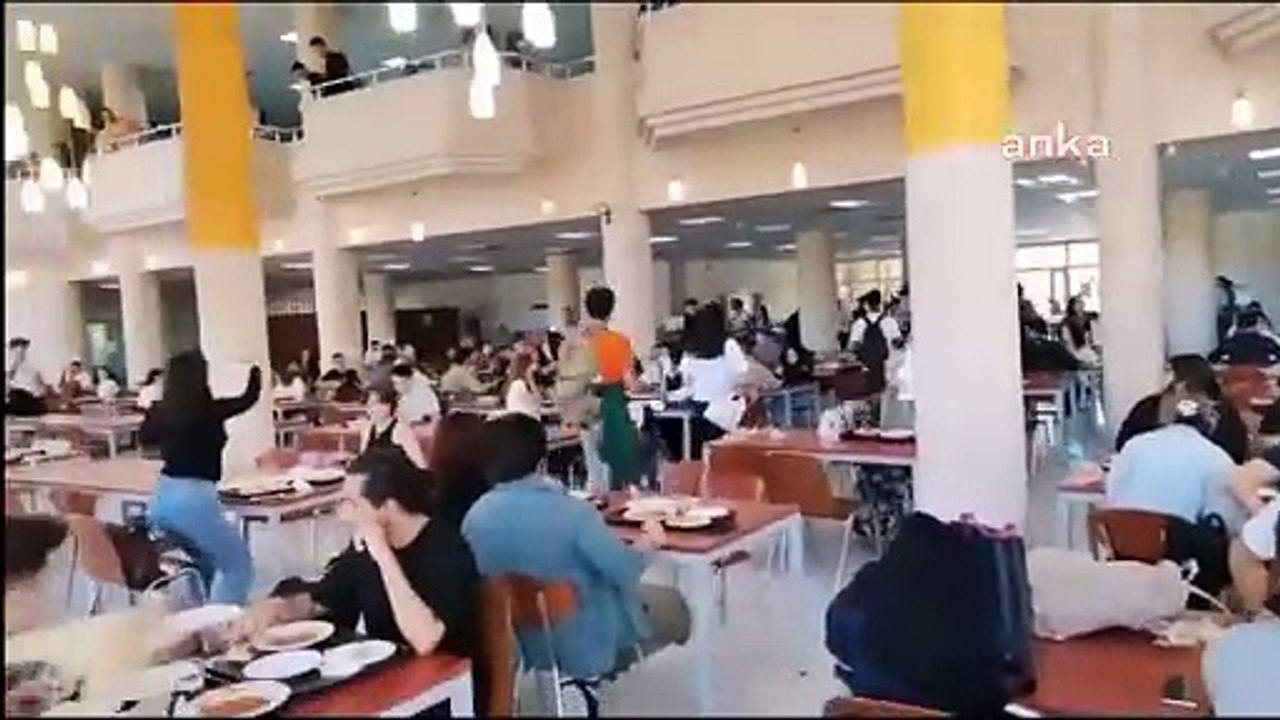 9 Eylül Üniversitesi'nde yemek zammı protestosu. Özel güvenlikçiler engellemeye çalıştı