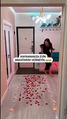 Kocasına danslı sürpriz yapmak isteyen kadına kaynana sürprizi