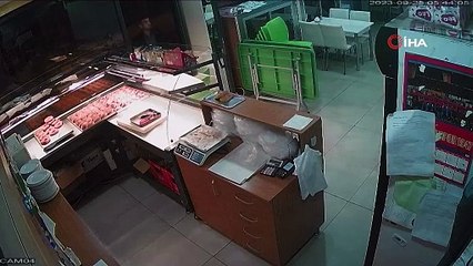 Kasaya dalan hırsız tepsiyi başına yedi. İlginç hırsızlık anı kamerada