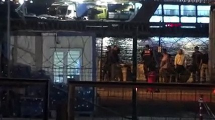 Olmayan feribota mermi gibi giden şoför denize uçtu. Feribot yan iskeledeydi