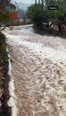 Sağanak yağış İstanbul'u etkisi altına aldı... Görüntüler Sultanbeyli'den