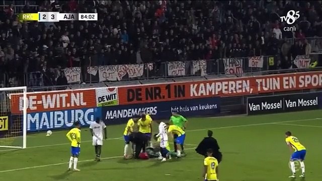 Hollanda Ligi'nde herkesi korkutan olay. Waalwijk kalecisi Vaessen hastaneye kaldırıldı.