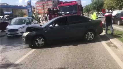 Işık ihlali yapıp kaçtı, iki araç birbirine girdi