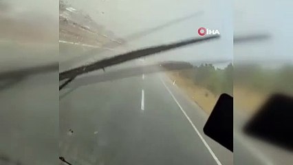 Yoldaki araçların yanına yıldırım düştü. Ölümden saniyelerle kurtuldular