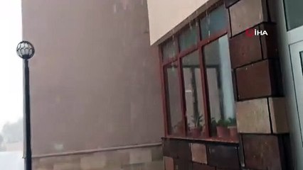 Dolu yağışı çevreyi beyaza bürüdü