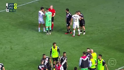 Brezilya'da saha karıştı. Santoslu oyuncunun yaptığı hareket gündem oldu