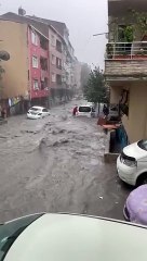 İstanbul'da yağmur yağdı trafik felç oldu. Yoğunluk tarihi zirveyi zorluyor