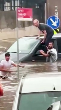 İstanbul'u sağanak vurdu. İkitelli'de arabalar suda böyle yüzdü