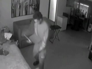 3 yaşındaki kız çocuğu yanlışlıkla kendini vurdu. Aile şok geçirdi