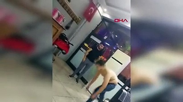 Berber çıraklarına işkence yaptı 'şaka yaptım' dedi. Yarı çıplak şınav çektirip süründürdü