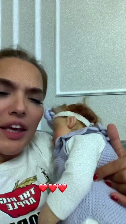 Demet Akalın 10 bin liralık bebeğiyle oynadı. Görenler akıl sağlığını sordu