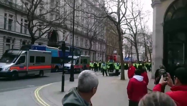 Galatasaray taraftarı Manchester sokaklarını Gençlik Marşı ile inletti