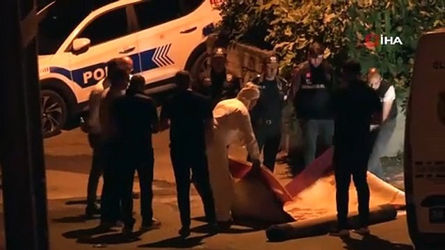 Yolun ortasına bırakılan halının içinden çıkan kan dondurdu. Polis sokağa giriş çıkışları yasakladı