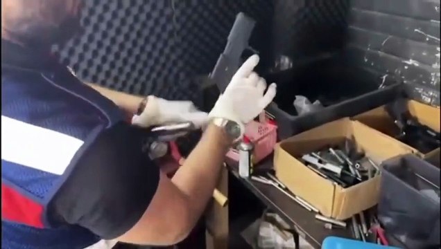 Suç örgütlerine darbe üstüne darbe. Yüzlerce ruhsatsız silah ele geçirildi