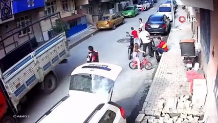 Babasının kamyonetini kaçıran çocuk araçlara çarparak kaçtı