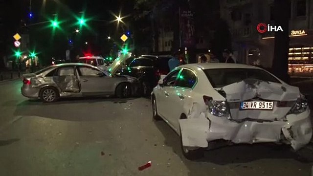 Aşırı hız yapan araç park halindeki araçlara çarptı