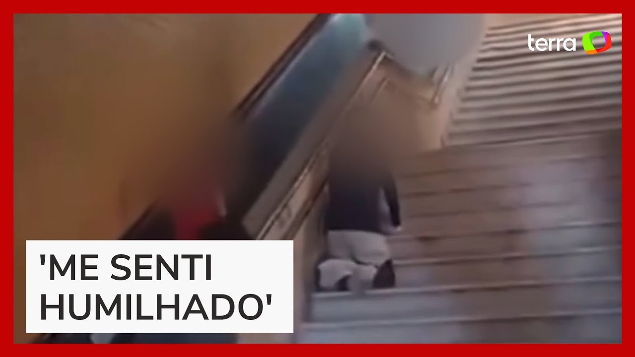 Cadeirante sobe escadas de joelhos em estação do metrô no DF