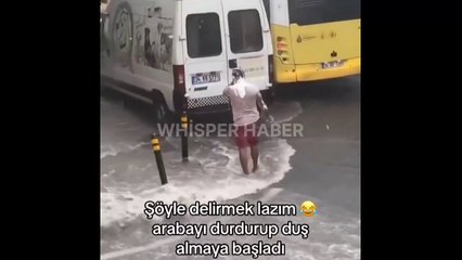 İstanbul'da bir vatandaş yağmur altında duş aldı...